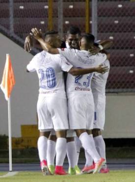 PAN05. CIUDAD DE PANAMÁ (PANAMÁ), 14/09/2017.- Jugadores de Olimpia celebran un gol de Carlo Costly ante Plaza Amador hoy, jueves 14 de septiembre de 2017, durante un partido de semifinales de la Liga Concacaf en Ciudad de Panamá (Panamá). EFE/Alejandro Bolívar