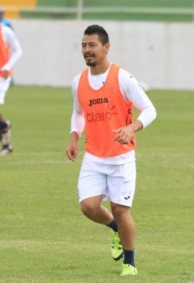 Roger Espinoza y su look se roba las miradas en entreno de Honduras