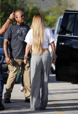 ¡Un pantalón-tanga! Jennifer Lopez sorprende luciendo polémica vestimenta