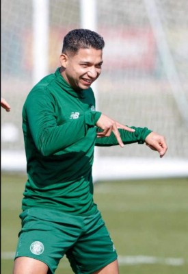 ¡Entre grandes! Emilio Izaguirre es escogido en el 11 histórico del Celtic de Escocia