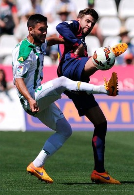 Barcelona demolió por 8 a 0 al Córdoba y se aferra al título .