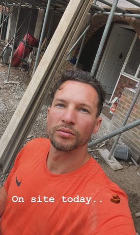 Ganó la Premier League, el Chelsea lo fichó por 40 millones y ahora es constructor de casas