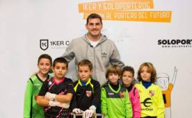 Al final de la jornada, los niños se tomaron fotografías con Iker Casillas. (Tomada de SoloPorteros.com)