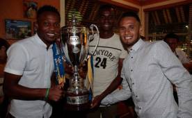 Kevin Álvarez, Bryan Johnson y Alex López celebraron con copa en mano. (FOTO: Juan Salgado/DIEZ)