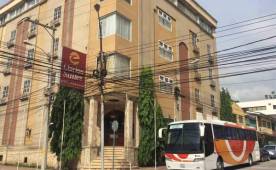 El bus en que se traslada la Selección Sub-23 se encuentra en las afueras del hotel de concentración.