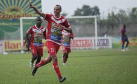 David Carranza celebra el solitario gol que le dio el triunfo al Real Sociedad 1-0 ante Vida en Tocoa. Foto Javier Rosales