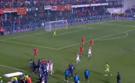 Finalmente los jugadores abandonaron la cancha antes del minuto 70 del Montenegro-Rusia.