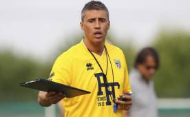 Hernán Crespo no se despega ahora de su tablero en el que plasma la forma de enseñarle a los juveniles del Parma de Italia.