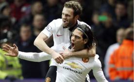 Radamel Falcao anotó con remate de cabeza y el Manchester United se mantiene en el tercer puesto.
