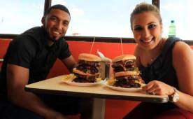 Reinieri Mayorquín aceptó el reto de hamburguesas que le puso Jenny y lo superó. Fotos Ronald Aceituno