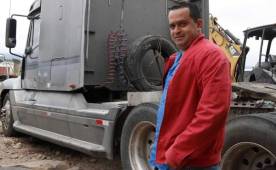 Edward Mejía posa de forma orgullosa con el cabezal que día a día conduce para ganarse el pan para sobrevivir. FOTO: Delmer Martínez