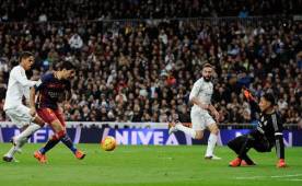Momento en el que Luis Suárez marcó el 4-0 al Madrid. Keylor Navas aguantó hasta donde pudo, pero no alcanzó a frenar al charrúa. FOTO: 90Minutos.com