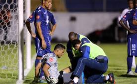 Momento en que Licona fue atendido por los médicos durante el clásico. FOTO David Romero.