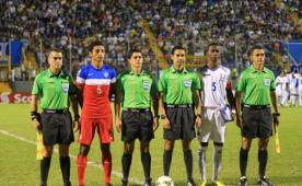 El estadio Morazán se ha engalanado con una enorme presencia de público.