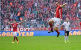 Xabi Alonso se hizo presente en el marcador en la victoria del Bayer ante el modesto Ingolstadt. Fotos de AFP.