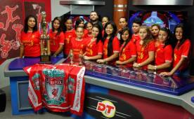 El equipo de Liverpool posando con sus trofeos del campeonato femenino. Fotos Neptalí Romero.