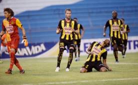 Will Barahona se lamenta luego del autogol que marcó al minuto 7.