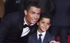Cristiano Ronaldo ama a su hijo y no falta en cada evento social.