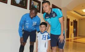 Previo al juego ante El Salvador, los jugadores de la Selección de #Honduras recibieron el cariño de aficionados en el hotel de concentración. Foto Ronald Aceituno