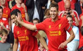 Luis Suárez y Steven Gerrard tras celebrar un gol del uruguayo con el Liverpool.