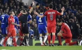 Ibrahimovic se fue expulsado en Stamford Bridge al minuto 30 y tanto el técnico del Chelsea como el del PSG la calificaron de injusta. Foto EFE
