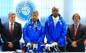 Ramón Maradiaga junto a Gilberto Yearwood cuando fueron presentados en El Salvador.