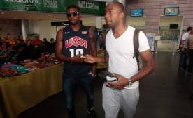 Jerry Palacios salió del aeropuerto de Tegucigalpa y su hermano Johnny Palacios lo fue a despedir. FOTO Ronal Aceituno