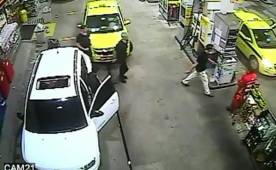 Según el video, los nadadores orinaron en las instalaciones de la gasolinera y lanzaron piedras.