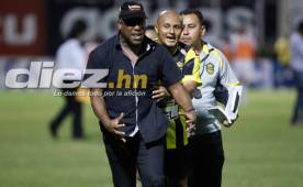 Al finalizar el primer tiempo, Hernán Medford armó tremendo berrinche, molesto contra los árbitros. Foto Wendell Escoto.