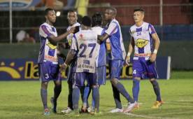 Los jugadores del Victoria celebran la anotación de Marlon Ramírez. Foto Javier Rosales.