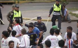 Los hinchas del Olimpia y Real España se fueron a los golpes previo al clásico.