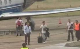 El capitán de la selección argentina llegó a primera hora del martes junto a su esposa Antonella Rocuzzo y sus hijos Thiago y Mateo.