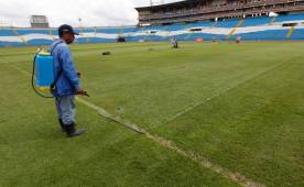 Uno de los empleados del Olímpico trabajando en el pasto del Olímpico.