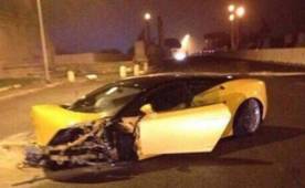 El lujoso Lamborghini de color amarillo quedó destrozado en su parte frontal. Foto Twitter