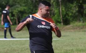 Obed Enamorado bajó en tres semanas 10 libras, espera en el resto de pretemporada ponerse en forma para firmar contrato con Vida. Foto DIEZ