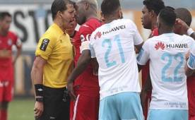 Luis Tejada no pudo tolerar la decisión del jueza Carrillo quien no se dejó intimidar ante la furia del goleador.