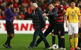 Marcelo Lippi se fue encima del árbitro enojado porque el expulsó a uno de sus jugadores.