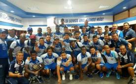 Los jugadores y toda la delegación de Honduras que festejó en el camerino tras vencer a Trinidad y Tobago.