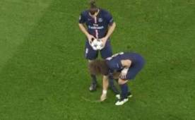 Momento en que Daviud Luiz quitaba el spray para que Zlatan colocara el balón donde quisiera.