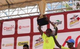 Langat con un tiempo de 1h 11m 10s superó por dos segundos a David Kiptoo.
