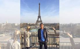 Foslyn Grant posando en la Torre Eiffel de Francia.
