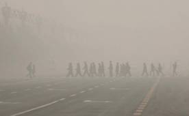 Las autoridades de Pekín emitieron por primera vez el lunes una alerta roja por contaminación, en previsión de una espesa niebla de partículas finas que se abatirá sobre la ciudad.