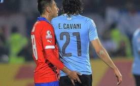 El chileno Gonzalo Jara sacó de sus casillas a Cavani al tocarle el trasero y Conmebol brindará el fallo antes del juego ante Perú el lunes. Foto Twitter