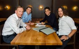 Puyol, como representante de Bartra, estuvo acompañando al jugador en la firma del contrato. (FOTO: Borussia Dortmund)