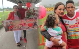 Marco Vega y Christian Altamirano junto a sus esposas en el estadio Francisco Martínez.