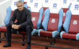 Mourinho no la pasa bien en esta temporada, el sábado no dirigirá por estar expulsado. Foto EFE.