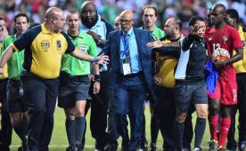 El árbitro Geiger tuvo que ser resguardado para evitar agresiones de jugadores panameños.