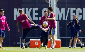 Luis Enrique durante un entrenamiento con el Barcelona. En primer plano, sus pupilos. Foto EFE.