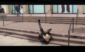 Justin Bieber cayó al suelo en su intento de mostrarle a sus fans sus habilidades en el skate.