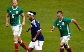 Ronaldinho estuvo en este partido, aquí trata de superar a los mexicanos Luis Alves Zague y Juan Perales. Foto AFP.